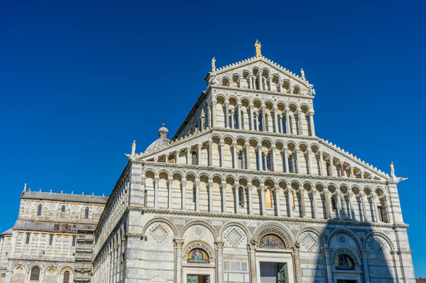 Pisan kallistuva torni Piazza del Miracoli Duomo aukiolla, Camposanton hautausmaalla Toscanassa, Italiassa - Valokuva, kuva