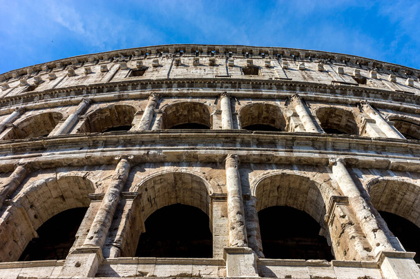 Fachada do Grande Coliseu Romano (Coliseu, Colosseo), também conhecido como Anfiteatro Flaviano. Famoso marco mundial. Paisagem urbana panorâmica. - Foto, Imagem