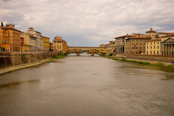 イタリア・フィレンツェのアルノ川の上のヴェッキオ橋 - 写真・画像