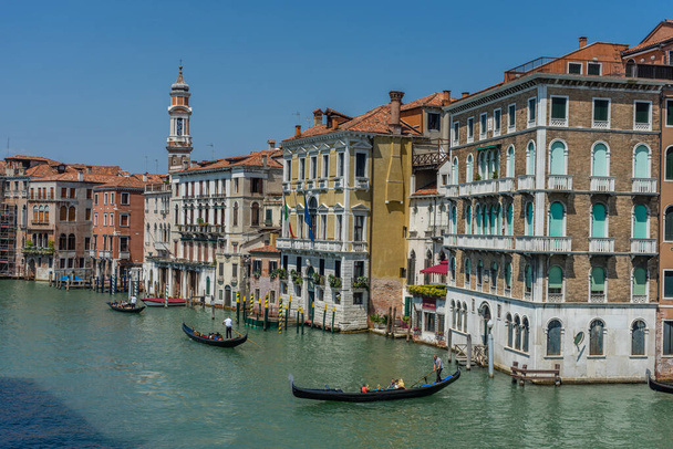 Europa, Italië, Venetië, Grand Canal, BOATS IN CANAL DOOR BELLINGEN IN CITY - Foto, afbeelding