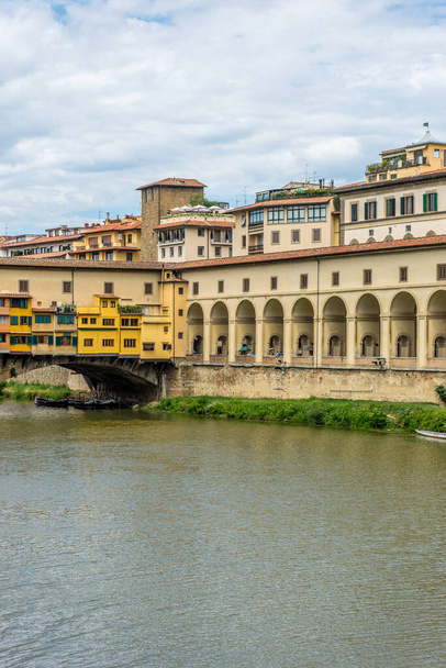 De Ponte Vecchio over de rivier de Arno in Florence, Italië - Foto, afbeelding