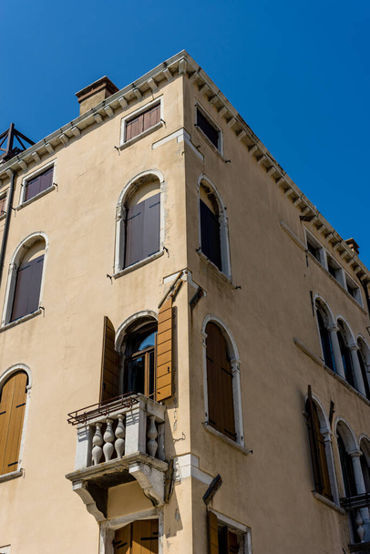 Europa, Italia, Venecia, una gran torre alta con un reloj en el lado de un edificio - Foto, imagen