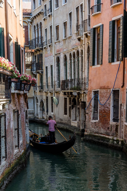 Italië, Venetië, Gondel navigeren met een gondel in de buurt van San Moise op een kanaal - Foto, afbeelding