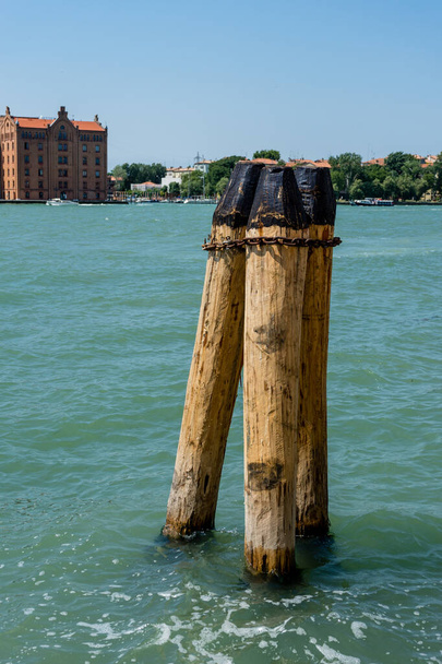 Italia, Venecia, un lucio de madera sobre un cuerpo de agua - Foto, imagen