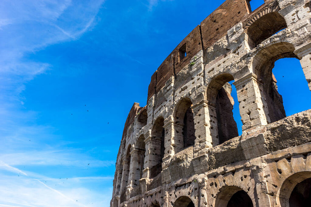 Suuren roomalaisen Colosseumin julkisivu (Colosseo, Colosseo), joka tunnetaan myös nimellä Flavian amfiteatteri. Kuuluisa maailman maamerkki - Valokuva, kuva