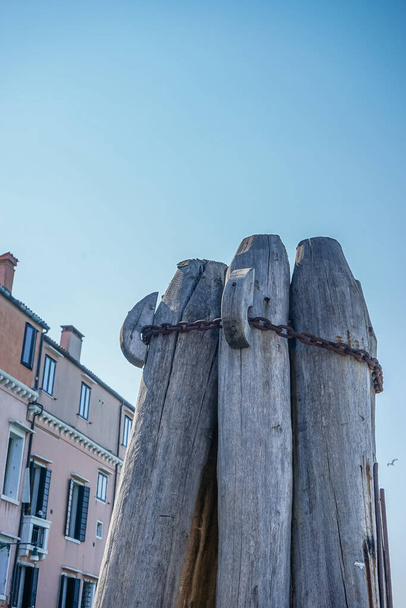 Ιταλία, Βενετία, ένα ξύλινο λούκι - Φωτογραφία, εικόνα