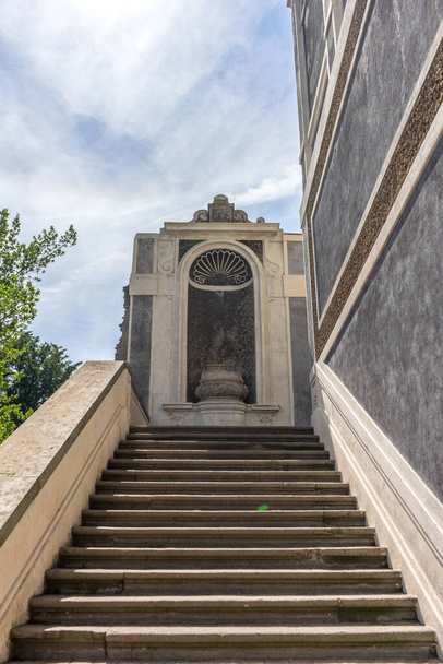 Italie, Rome, Forum romain, un escalier en pierre sur le côté d'un bâtiment - Photo, image