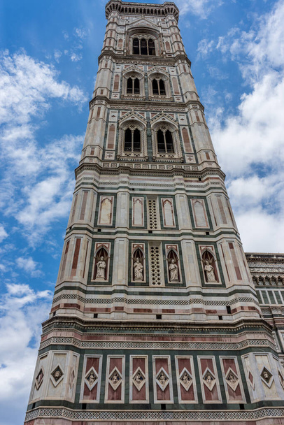 Ευρώπη, Ιταλία, Φλωρεντία, Campanile Giotto, ένας μεγάλος ψηλός πύργος με ρολόι στην κορυφή του Campanile του Giotto - Φωτογραφία, εικόνα