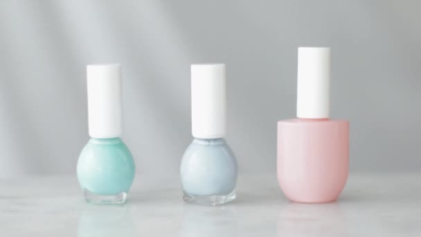 Nailpolish palackok, mint szerves kozmetikai termék francia manikűr vagy pedikűr, színes pasztell körömlakk márvány asztalon, lányos smink és szépség márka - Felvétel, videó