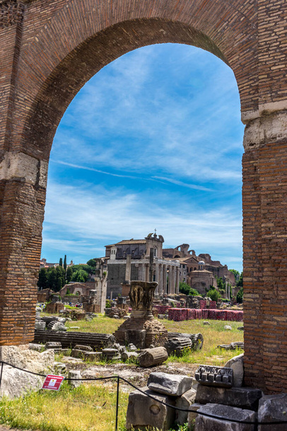 Starověké ruiny na Římském fóru, Palatinský vrch v Římě - Fotografie, Obrázek