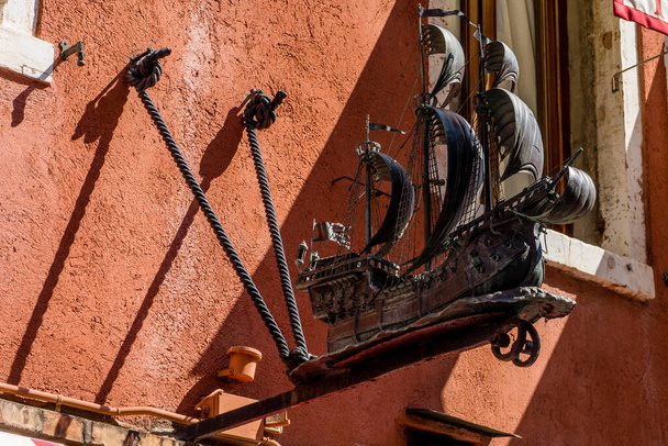 Italie, Venise, un bateau sur le côté d'un bâtiment - Photo, image