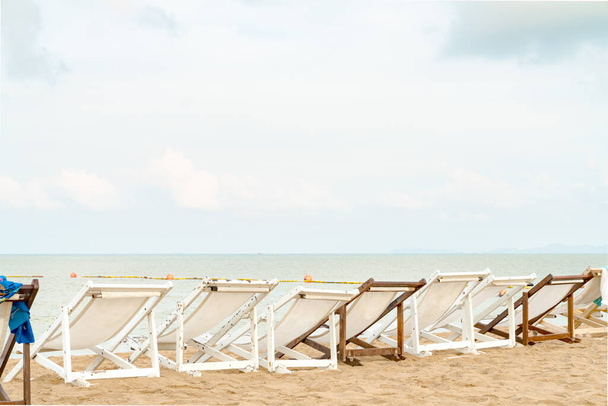 Weißer Strandkorb mit blauem Himmel und Meerblick  - Foto, Bild