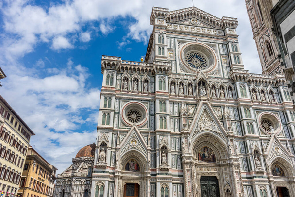 Santa Maria del Fiore Katedrali. Muhteşem Rönesans Kubbesi. Tasarımı Filippo Brunelleschi tarafından Floransa, İtalya 'da yapıldı. - Fotoğraf, Görsel