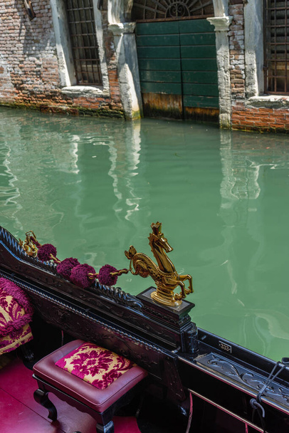 Bateau de gondole sur les canaux de Venise, Italie - Photo, image