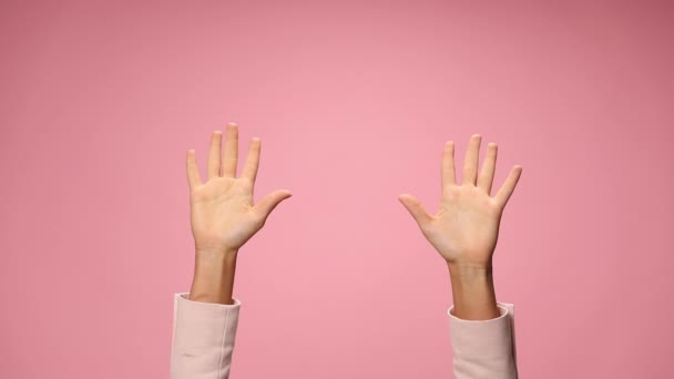 vrouwenhanden wijzen vingers, het maken van duimen omhoog gebaar en dansen op roze achtergrond - Video