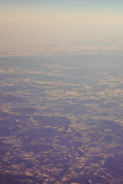 Blick auf die Landmasse der Erde aus einem Flugzeugfenster von Venedig nach Schiphol, Europa - Foto, Bild