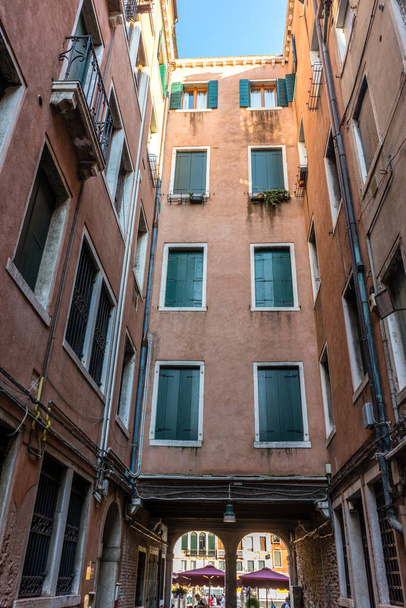 Europa, Italien, Venedig, Blick auf eine Straße vor einem Backsteingebäude - Foto, Bild