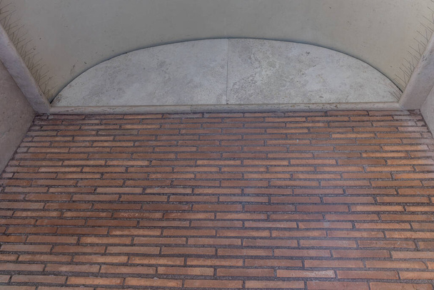 τοίχος από τούβλα με οριζόντια τούβλα - Φωτογραφία, εικόνα
