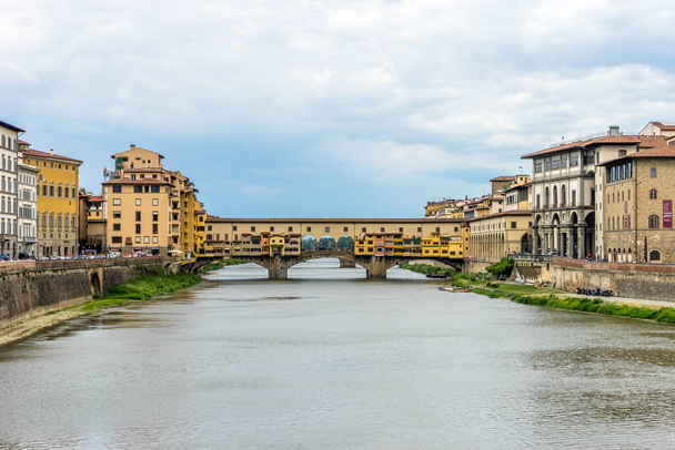 A Ponte Vecchio az Arno folyó felett Firenzében, Olaszországban - Fotó, kép