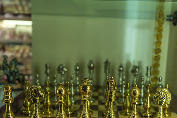 Артефакти з шахових фігур виставлені в майстерні у Венеції (Італія). - Фото, зображення