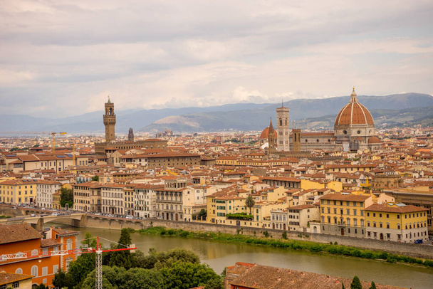 Panaromic άποψη της Φλωρεντίας με Palazzo Vecchio και Duomo προβολή από Piazzale Michelangelo (Πλατεία Michelangelo) - Φωτογραφία, εικόνα