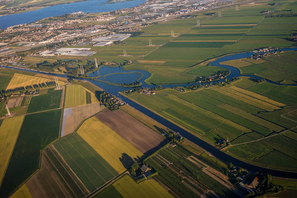 Widok na Ziemię widziany z okna samolotu z Wenecji do Schiphol, Europa - Zdjęcie, obraz