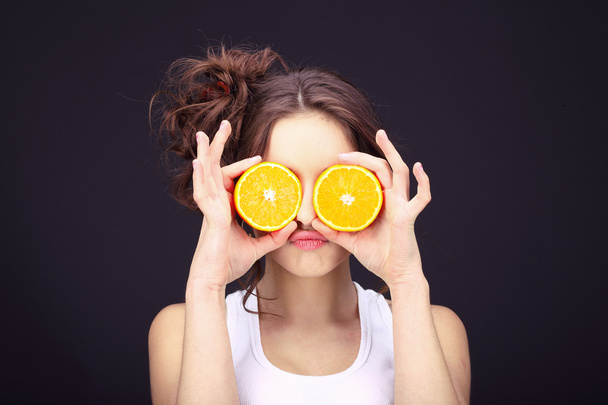 jonge vrouw met citrus. - Foto, afbeelding