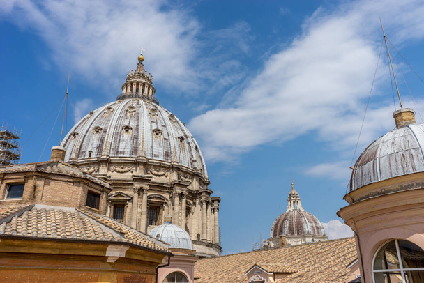 La cúpula de la basílica de San Pedro en la Ciudad del Vaticano - Foto, imagen