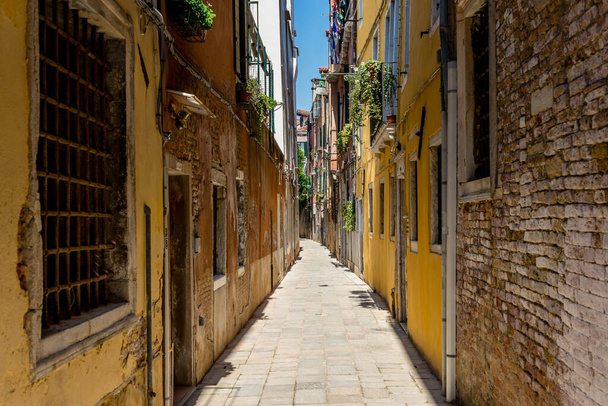 Европа, Италия, Венеция, узкая улица перед кирпичным зданием - Фото, изображение