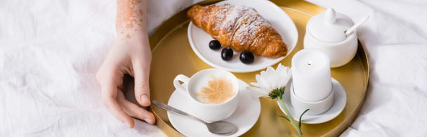 частичный вид женщины с витилиго трогательный лоток с завтраком, баннер - Фото, изображение