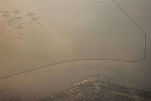 Vista da massa terrestre vista de uma janela de avião de Veneza a Schiphol, Europa - Foto, Imagem