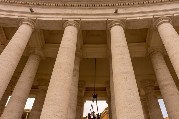 Colunatas da Praça de São Pedro na Cidade do Vaticano - Foto, Imagem