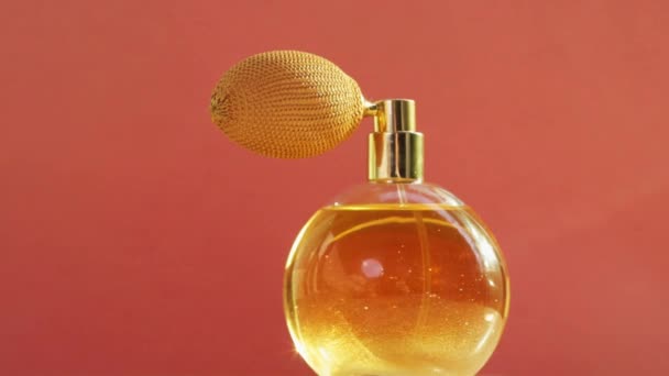 Zlatý parfém láhev a zářící světelné erupce, elegantní vůně vůně jako luxusní produkt pro kosmetické a kosmetické značky  - Záběry, video