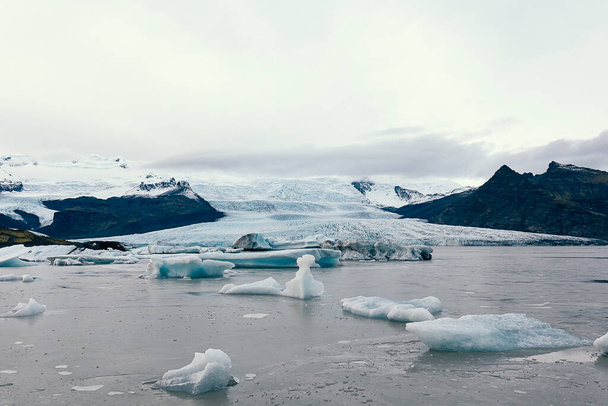 Paisaje invernal tranquilo de un glaciar Jokulsarlon, Islandia - Foto, imagen