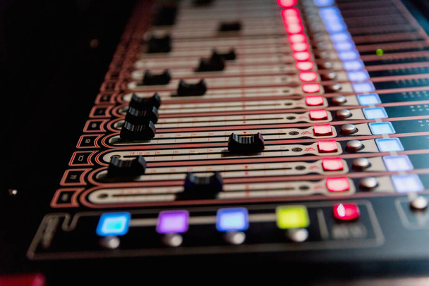 Mélangeur audio mélangeur carte fader et boutons, console de mixage de musique avec boutons rétro-éclairés. - Photo, image