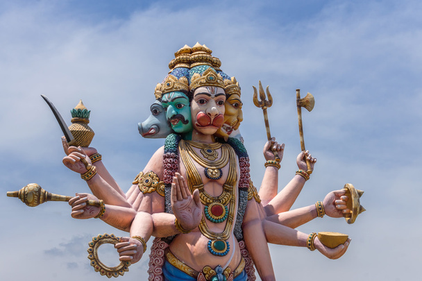 Pancha Muga Estatua de Anjaneyar en Vellore
. - Foto, Imagen