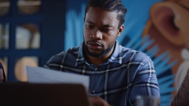 Verontruste afro man gooit papier in coworking. Mens verkruimelend document in functie - Video