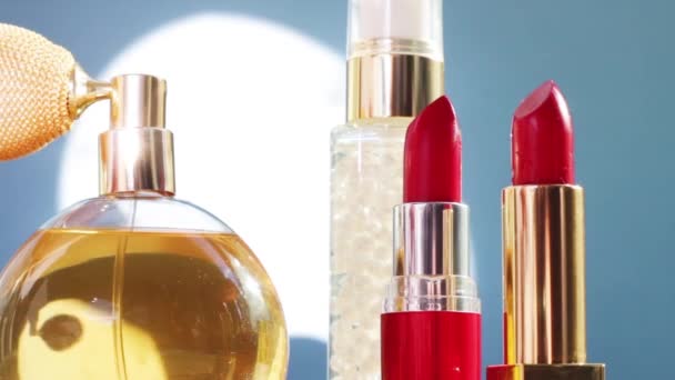 Sminktermékek szett bőr, parfüm és rúzs, nyaralás kozmetikumok és luxus szépség márka - Felvétel, videó