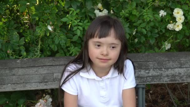 Chica con síndrome de Down divertirse en el país - Imágenes, Vídeo