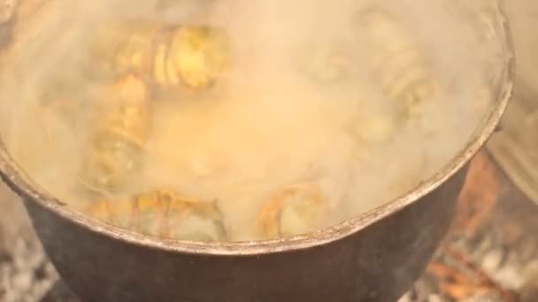Maniok im großen Topf kochen - Filmmaterial, Video