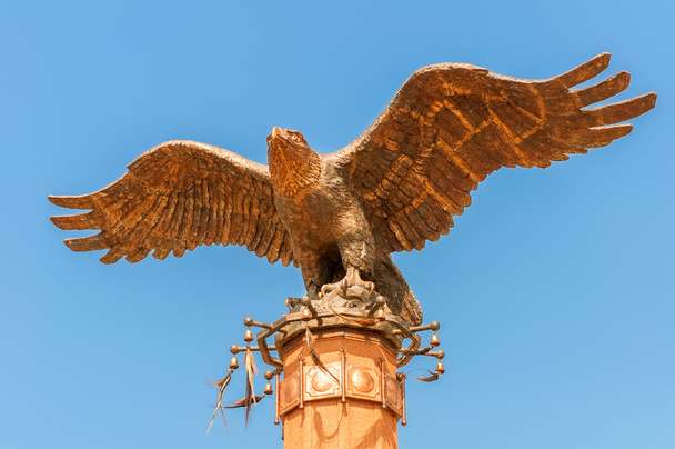 Monument d'un aigle aux ailes déployées
 - Photo, image