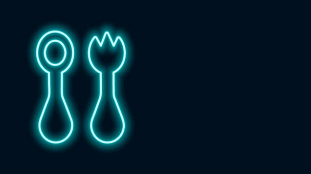 Gloeiende neon lijn Baby plastic bestek met vork en lepel pictogram geïsoleerd op zwarte achtergrond. Bestek voor kind. Eetspullen voor kinderen. 4K Video motion grafische animatie - Video