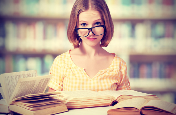 divertida chica estudiante con gafas lectura libros
 - Foto, imagen