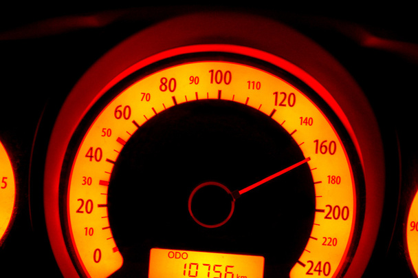 Velocidade no velocímetro
 - Foto, Imagem