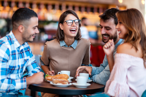 Gruppe von Freunden frühstückt und trinkt Kaffee im Restaurant.Menschen, Freizeit- und Lifestylekonzept. - Foto, Bild