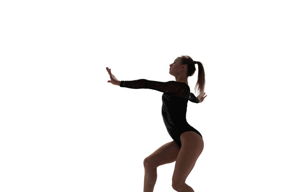 Жінка-гімнастка робить складний трюк на професійній арені
 - Фото, зображення