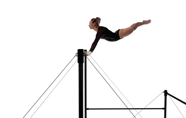 Žena gymnastka dělá komplikovaný trik v profesionální aréně - Fotografie, Obrázek
