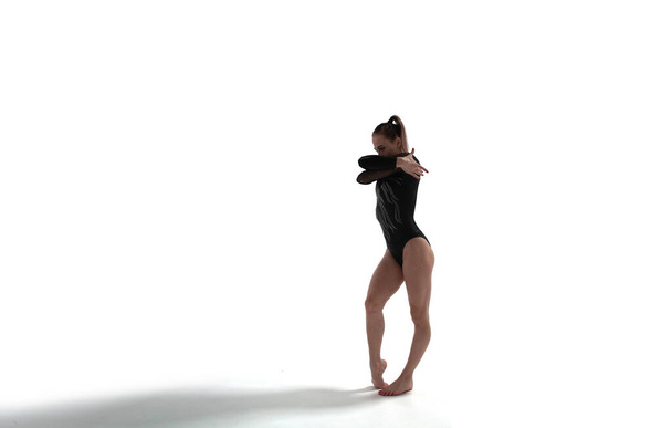 Жінка-гімнастка робить складний трюк на професійній арені
 - Фото, зображення