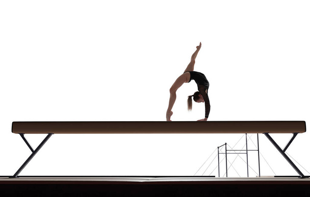 Žena gymnastka dělá komplikovaný trik v profesionální aréně - Fotografie, Obrázek