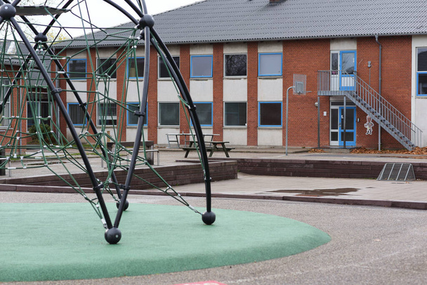 Une aire de jeux vide dans une cour d'école un jour de pluie - Photo, image